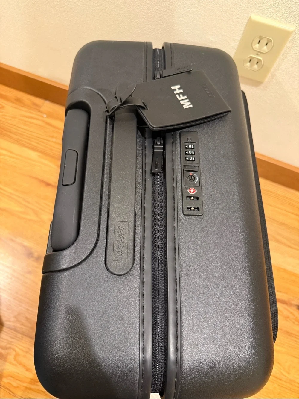 Away Brand The Daily Carry On Hardshell Spinner 4 Wheel Suitcase 17